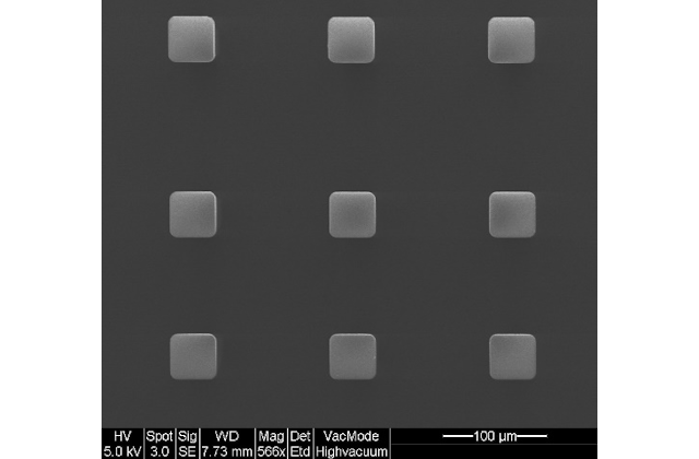 Экспонирование квадратов со стороной 30 мкм на толстом негативном фоторезисте SU8 толщиной 300 мкм